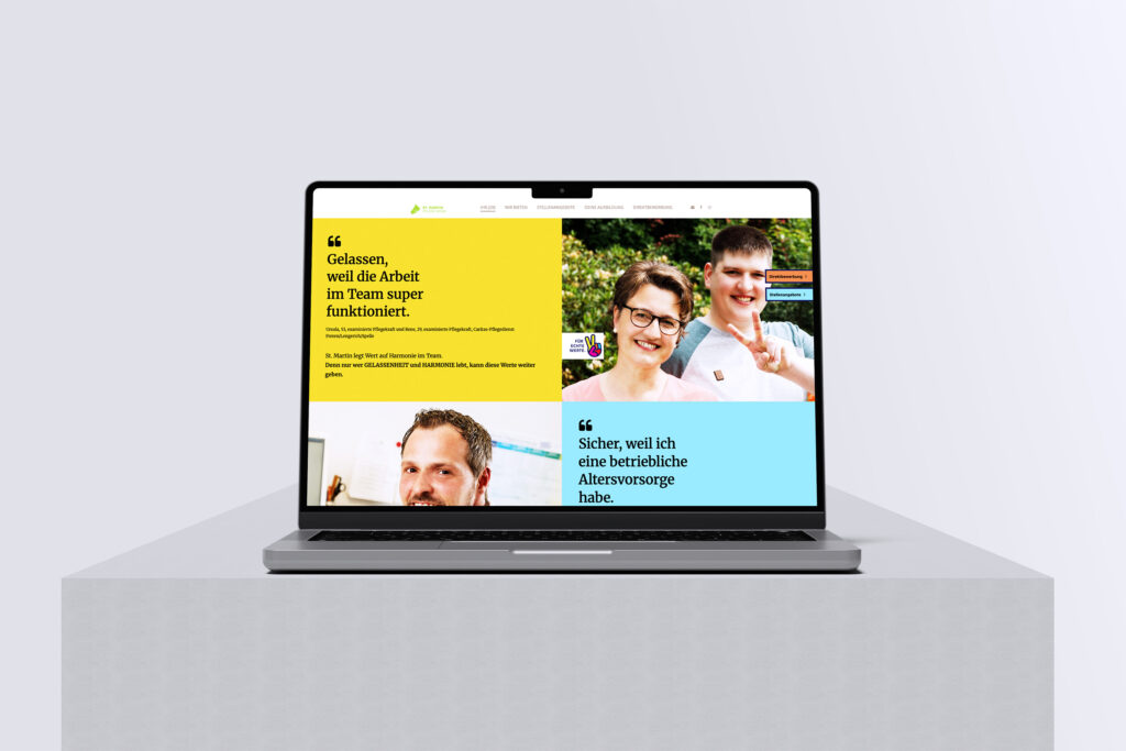 Ein Laptop auf einem grauen Sockel zeigt die Website von Für Echte Werte One-Pager mit Fotos von lächelnden Menschen, bunten Rubriken und deutschen Texten über Teamarbeit und Vorteile am Arbeitsplatz. Der Hintergrund ist einfarbig weiß.