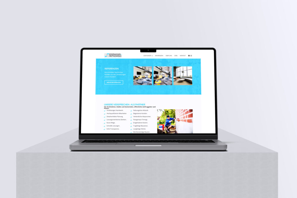 Ein Laptop auf einer weißen Plattform zeigt die Eigemann + Retkowski Website Referenz in deutscher Sprache mit einer blauen Kopfzeile, einem Navigationsmenü, Innenaufnahmen und einer Liste von Reinigungsdienstleistungen. Der Hintergrund ist einfarbig hellgrau.