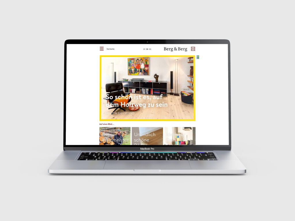 Ein Laptop zeigt eine Berg & Berg Website Referenz an, die ein Wohnzimmer mit Holzfußboden, farbenfrohen Kunstwerken und modernen Möbeln zeigt, wobei der deutsche Text das Hauptbild überlagert.