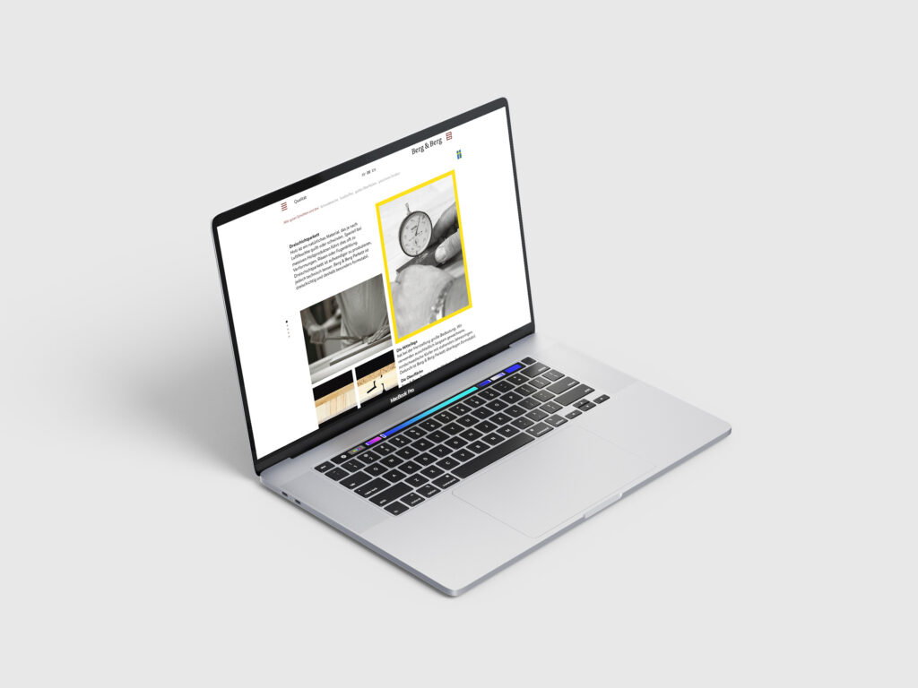 Auf einem silbernen Laptop auf einer weißen Oberfläche wird die Berg & Berg Website Referenz angezeigt, die eine Webseite mit Bildern - darunter eine Nahaufnahme einer Uhr - und Text in einem weiß-gelben Layout enthält. Der Bildschirm zeigt eine Mischung aus Fotos und schriftlichen Inhalten.