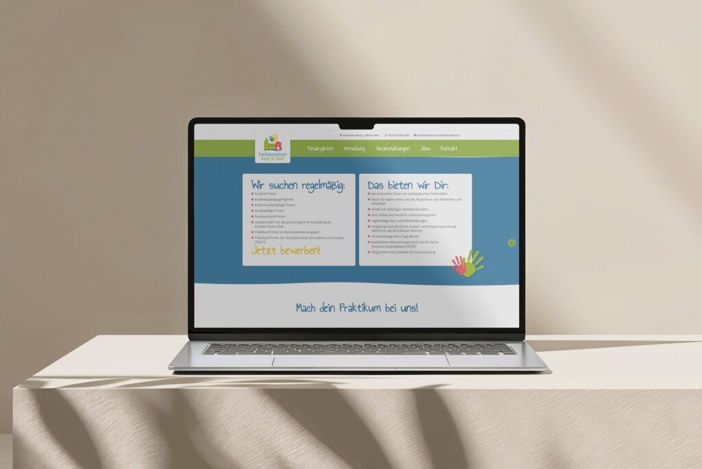 Ein Laptop auf einer beigen Oberfläche zeigt die farbenfrohe Familienzentrum Heek Website Referenz, die mit blauem und grünem Design, Überschriften, Aufzählungspunkten und illustrierten Händen Praktikumsmöglichkeiten und Vorteile in der Kinderbetreuung vorstellt.