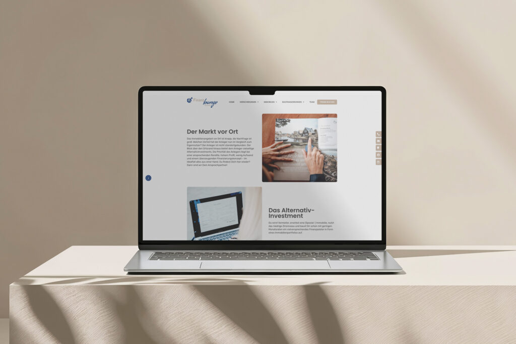 Ein Laptop auf einem beigen Tisch zeigt die Website der Finanzlounge Gescher mit deutschem Text, Bildern von Händen auf einem Tisch und einem digitalen Tablet. Das Licht von links wirft weiche Schatten auf die Wand und den Tisch.