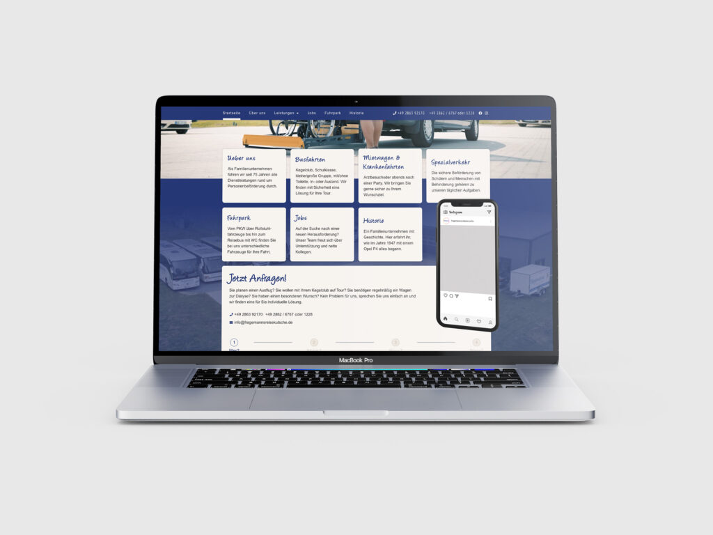 Ein MacBook Pro zeigt die Fragemanns Reisekutsche-Website mit blauen und beigen Bereichen, Textfeldern und einer Wohnmobilszene im Hintergrund. Auf der rechten Seite des Bildschirms erscheint ein illustriertes Smartphone mit App-Symbolen.