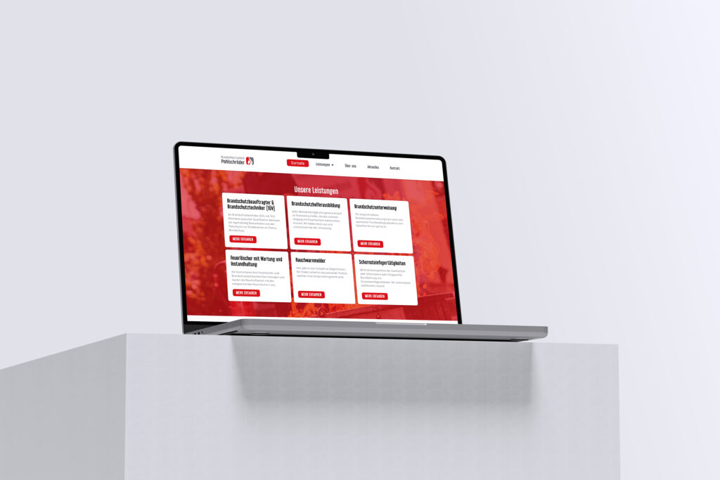 Ein Laptop, der die Brandschutztechnik Pohlschröder Website mit einem rot-weißen Thema zeigt, steht auf einem weißen Sockel vor einem schlichten hellen Hintergrund. Die Serviceoptionen der Website sind in auffälligen, rot umrandeten Kästen angeordnet.
