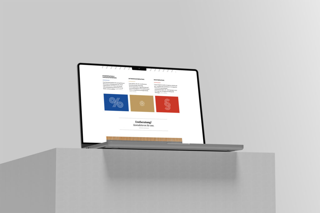 Ein Laptop auf einem grauen Sockel zeigt die SKhoch3-Website mit blauen, goldenen und roten Icon-Boxen mit einzigartigen Symbolen auf einem minimalistischen hellen Hintergrund.