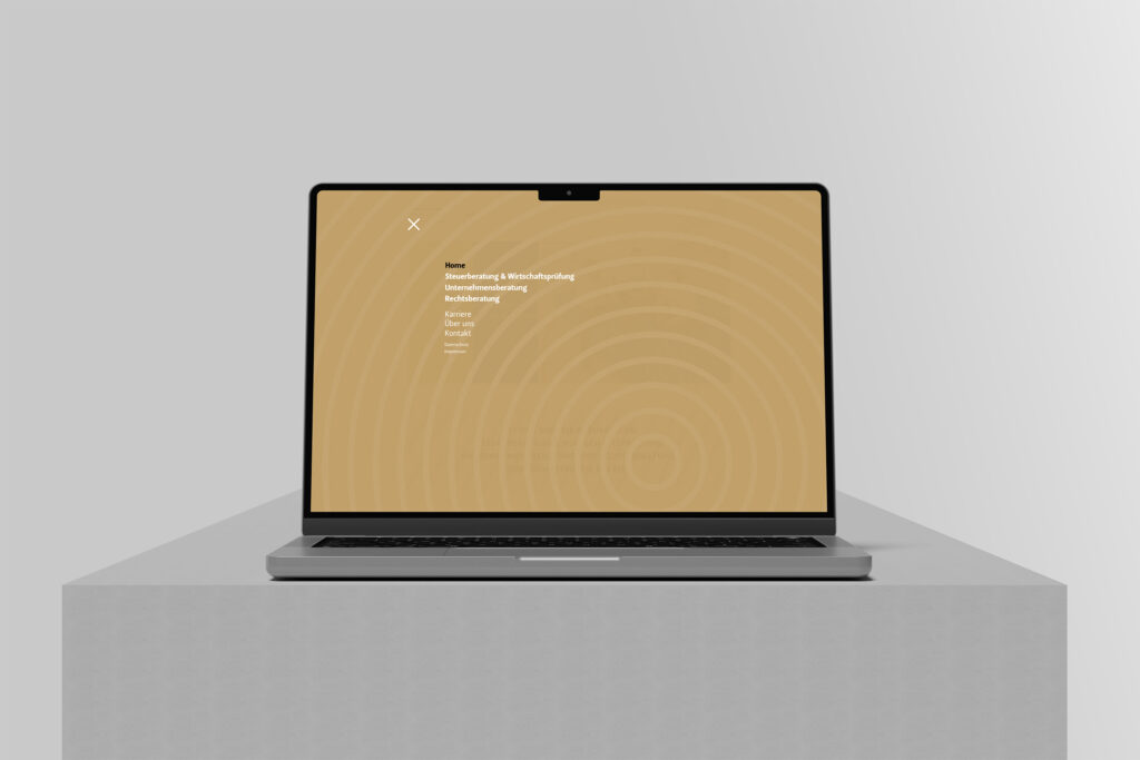 Ein Laptop auf einem grauen Sockel zeigt die SKhoch3-Website mit einem minimalistischen Bildschirm, senfgelbem Hintergrund, weißem Text, einer Menüliste in der oberen linken Ecke und dezenten konzentrischen Kreismustern.