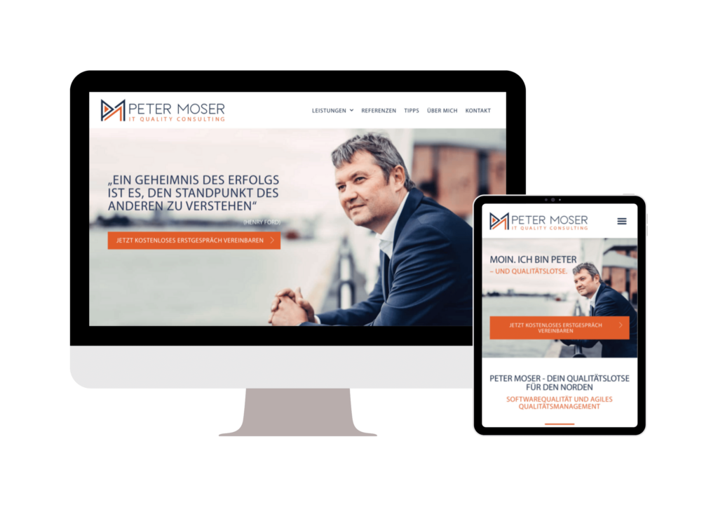 Ein Computer und ein Tablet zeigen die Website für Consulting von Peter Moser IT Quality Consulting mit einem Mann im Anzug, Text in deutscher Sprache und orangefarbenen Schaltflächen für die Buchung einer kostenlosen Erstberatung.