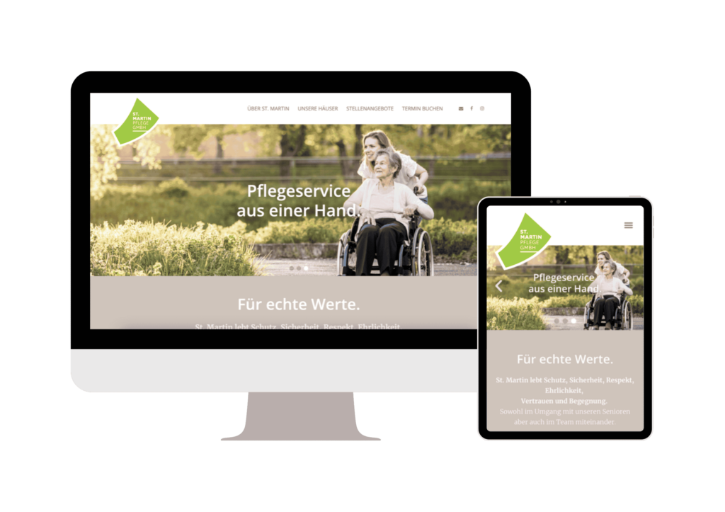 Die Website eines Pflegedienstes wird auf einem Computermonitor und einem Tablet angezeigt. Die Homepage zeigt eine lächelnde Frau, die eine andere Frau in einem Rollstuhl im Freien schiebt, mit dem Text Pflegeservice aus einer Hand.