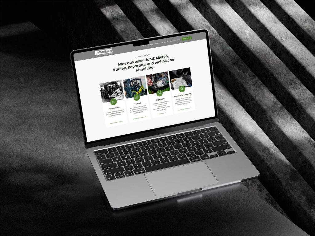 Ein Laptop, auf dem eine deutschsprachige Website angezeigt wird, steht auf einer Betonfläche mit gemusterten Schatten. Die Website enthält Bilder, Symbole und Texte zum Mieten, Kaufen und Reparieren von Geräten.