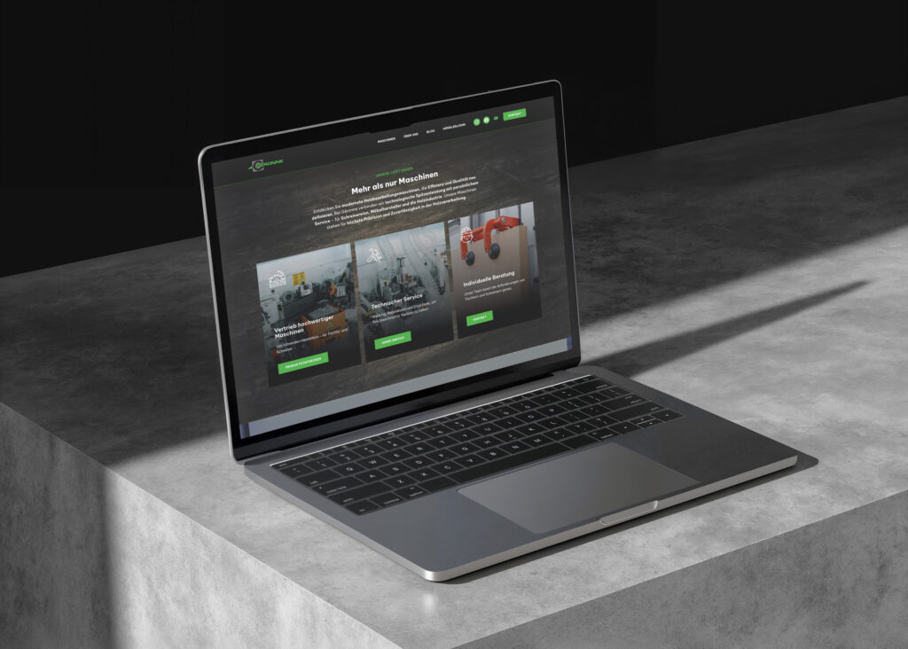 Ein Laptop auf einer grauen Steinoberfläche zeigt eine Website mit einem dunklen Thema an, die drei Abschnitte über Messdienstleistungen mit Bildern und grünen Schaltflächen unter einer deutschen Überschrift enthält. Das Sonnenlicht wirft Schatten auf die Oberfläche.