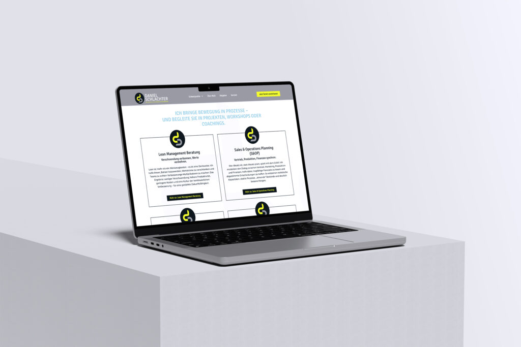 Ein Laptop auf einem weißen Sockel zeigt eine Website mit weißem Hintergrund, grünen und schwarzen Akzenten und einem Text über Beratungsdienste. Der Bildschirm zeigt Abschnitte für Lean Management und Sales & Operations Planning.