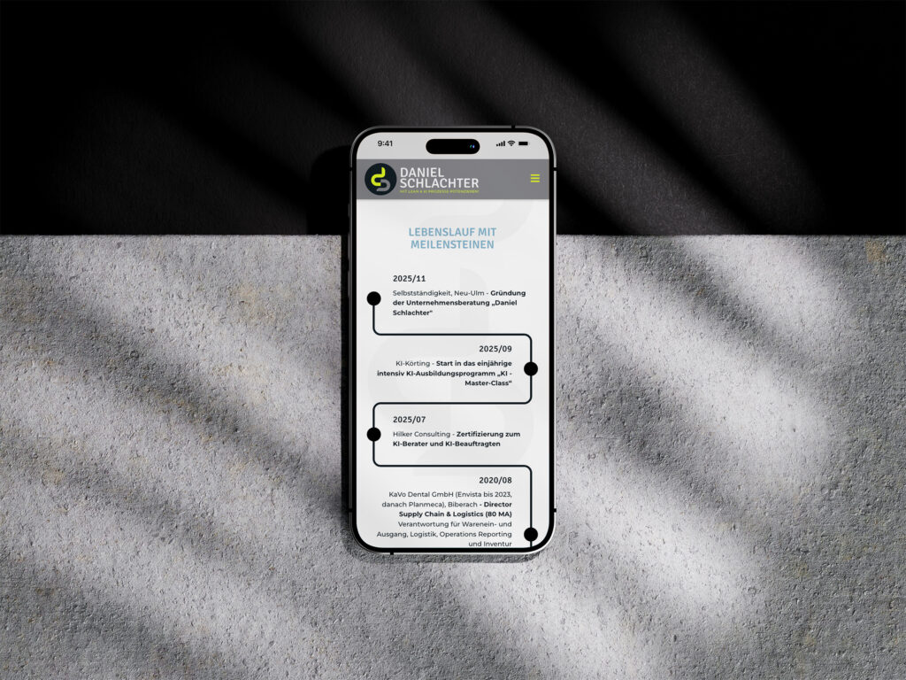 Ein Smartphone mit einem deutschsprachigen Lebenslauf von Daniel Schlachter liegt auf einer grauen, strukturierten Fläche, die von diagonalen Schatten durchzogen ist.
