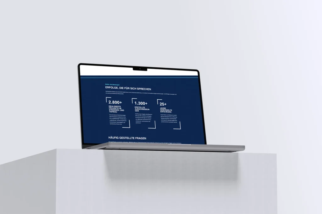 Ein schlanker Laptop mit einem dunkelblauen Bildschirm, der weißen Text und Statistiken anzeigt, steht auf einem weißen Sockel vor einem hellen Hintergrund mit Farbverlauf. Der Bildschirm zeigt Zahlen und deutschen Text in einem geordneten Layout.