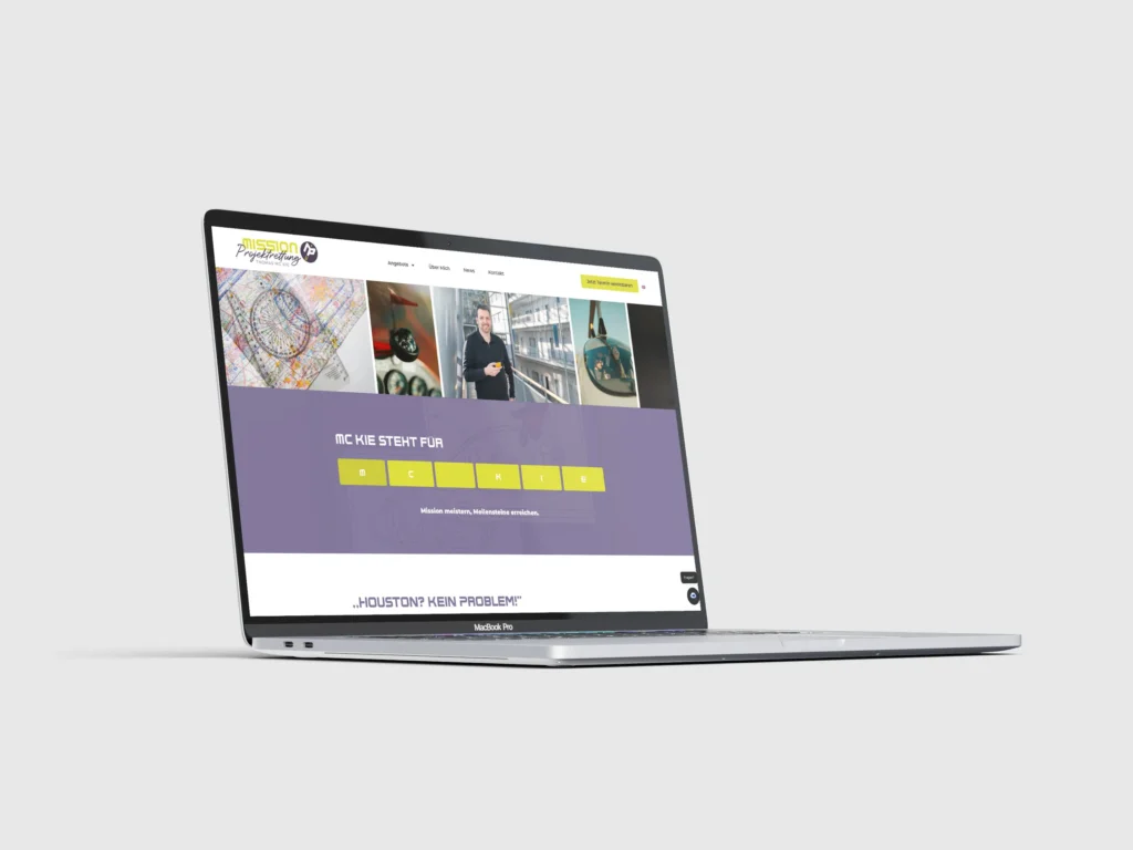 Ein schlanker Laptop auf hellgrauem Hintergrund zeigt eine Website mit lila-weißem Farbschema an, auf deren Bildschirm Bilder, Textfelder und Navigationsmenüs zu sehen sind.