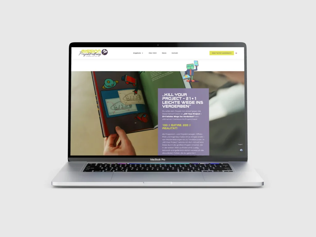 Ein MacBook Pro auf grauem Hintergrund zeigt eine Website mit einer Cartoon-Illustration, deutschem Text und einer Person, die ein offenes Buch mit Skizzen hält. Die Hauptfarben sind Weiß, Gelb und Grüntöne.