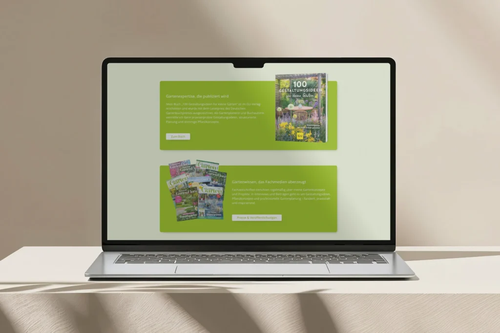 Ein Laptop auf einem hellen Tisch zeigt eine Website mit Rubriken für Gartenzeitschriften und ein Buch mit dem Titel 100 Gartentipps. Auf dem Bildschirm sind grüne Textfelder und Bilder von Gartenzeitschriften zu sehen.