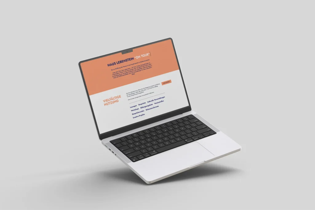Auf dem Bildschirm eines silbernen Laptops mit schwarzer Tastatur ist eine deutsche Website zu sehen. Der Hintergrund ist hellgrau, und der Laptop scheint schräg zu schweben. Die Website besteht aus orangefarbenen und weißen Bereichen mit schwarzem und blauem Text.