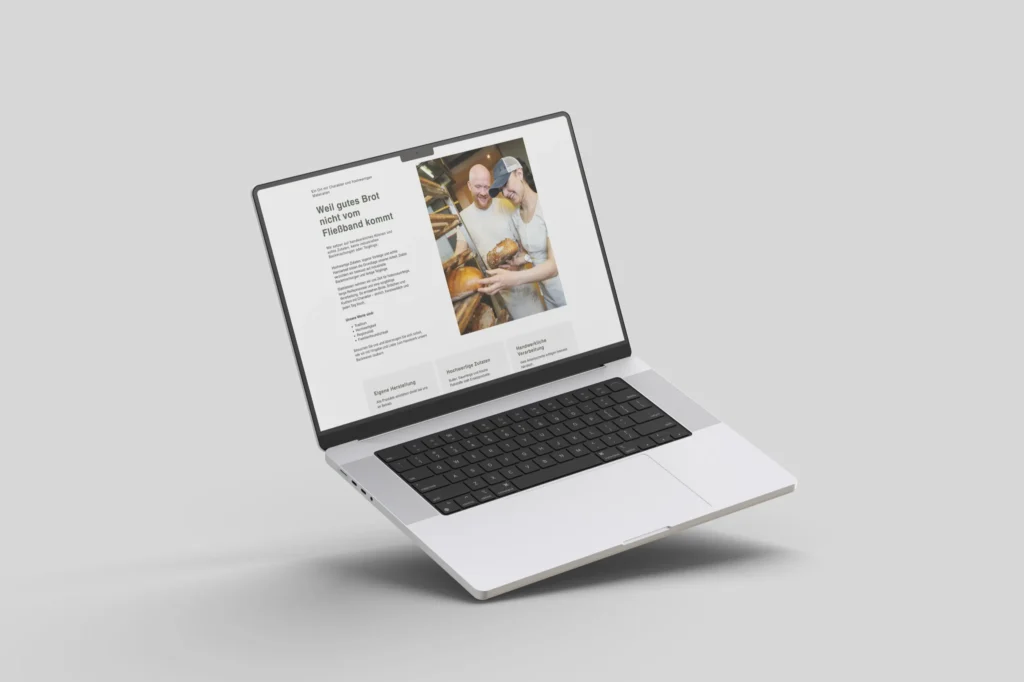 Vor einem grauen Hintergrund schwebt ein silberner Laptop, auf dessen Bildschirm eine Website mit dem Bild zweier Menschen zu sehen ist, die Brot backen. Die Website enthält links einen Text und unten mehrere Navigationsfelder.