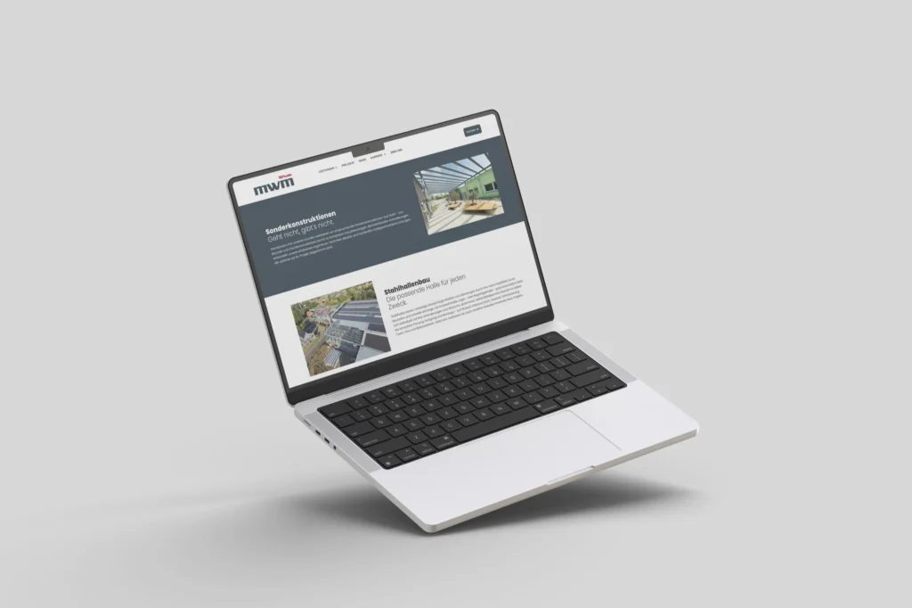 Vor einem grauen Hintergrund schwebt ein silberner Laptop, auf dem eine Website mit dem Logo „mwm“ und Rubriken zum Thema Industriedächer zu sehen ist, darunter Bilder von Solarmodulen und einem Gebäude mit großen Fenstern. Die Tastatur und der Bildschirm sind deutlich zu erkennen.