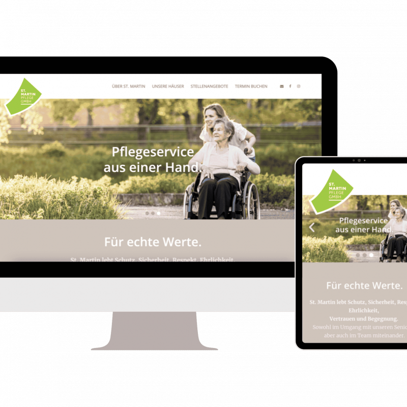 Die Website eines Pflegedienstes wird auf einem Computermonitor und einem Tablet angezeigt. Die Homepage zeigt eine lächelnde Frau, die eine andere Frau in einem Rollstuhl im Freien schiebt, mit dem Text Pflegeservice aus einer Hand.