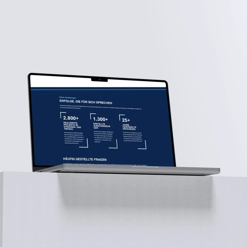 Ein schlanker Laptop mit einem dunkelblauen Bildschirm, der weißen Text und Statistiken anzeigt, steht auf einem weißen Sockel vor einem hellen Hintergrund mit Farbverlauf. Der Bildschirm zeigt Zahlen und deutschen Text in einem geordneten Layout.