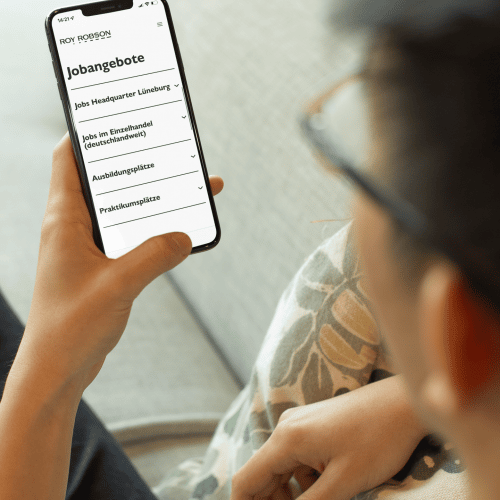 over-the-shoulder-mockup-of-a-man-with-glasses-checking-his-iphone-xs-25534 (1)