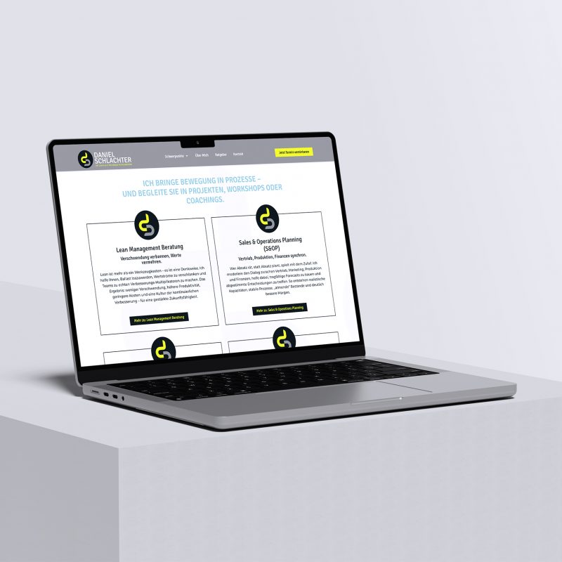 Ein Laptop auf einem weißen Sockel zeigt eine Website mit weißem Hintergrund, grünen und schwarzen Akzenten und einem Text über Beratungsdienste. Der Bildschirm zeigt Abschnitte für Lean Management und Sales & Operations Planning.